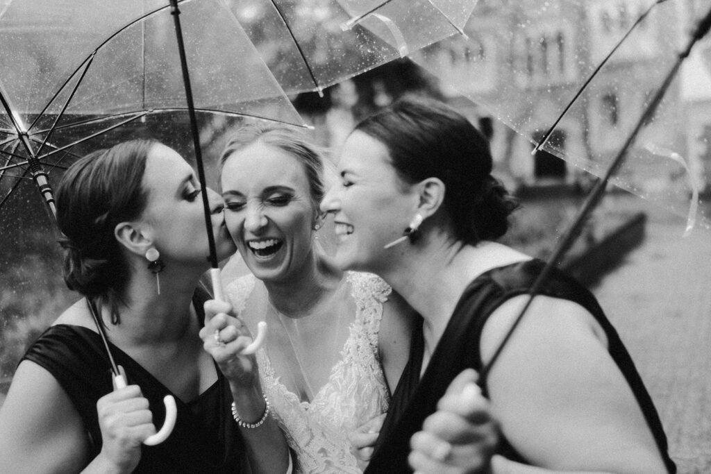 Bridesmaids-kissing-Claire.jpg