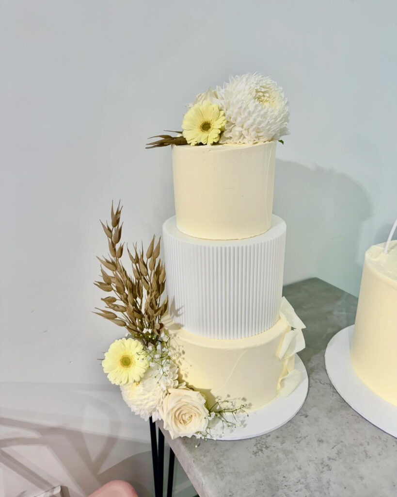 Neutral-Wedding-Cake-with-False-Tier-Copy.jpg